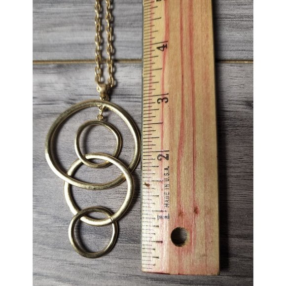 the Sak multi-shaped layered circle loop necklace - Picture 3 of 6